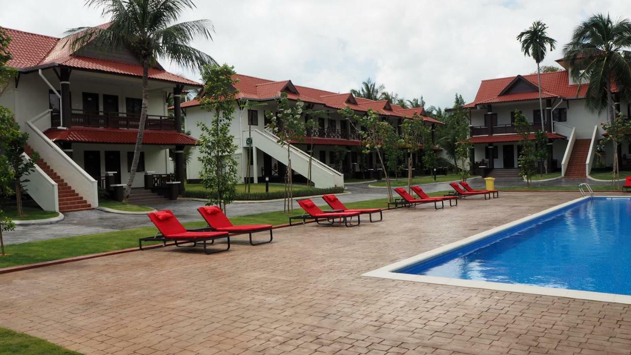 Lotus Seaview Beach Resort, Pengerang Kampung Sungai Rengit Exterior photo