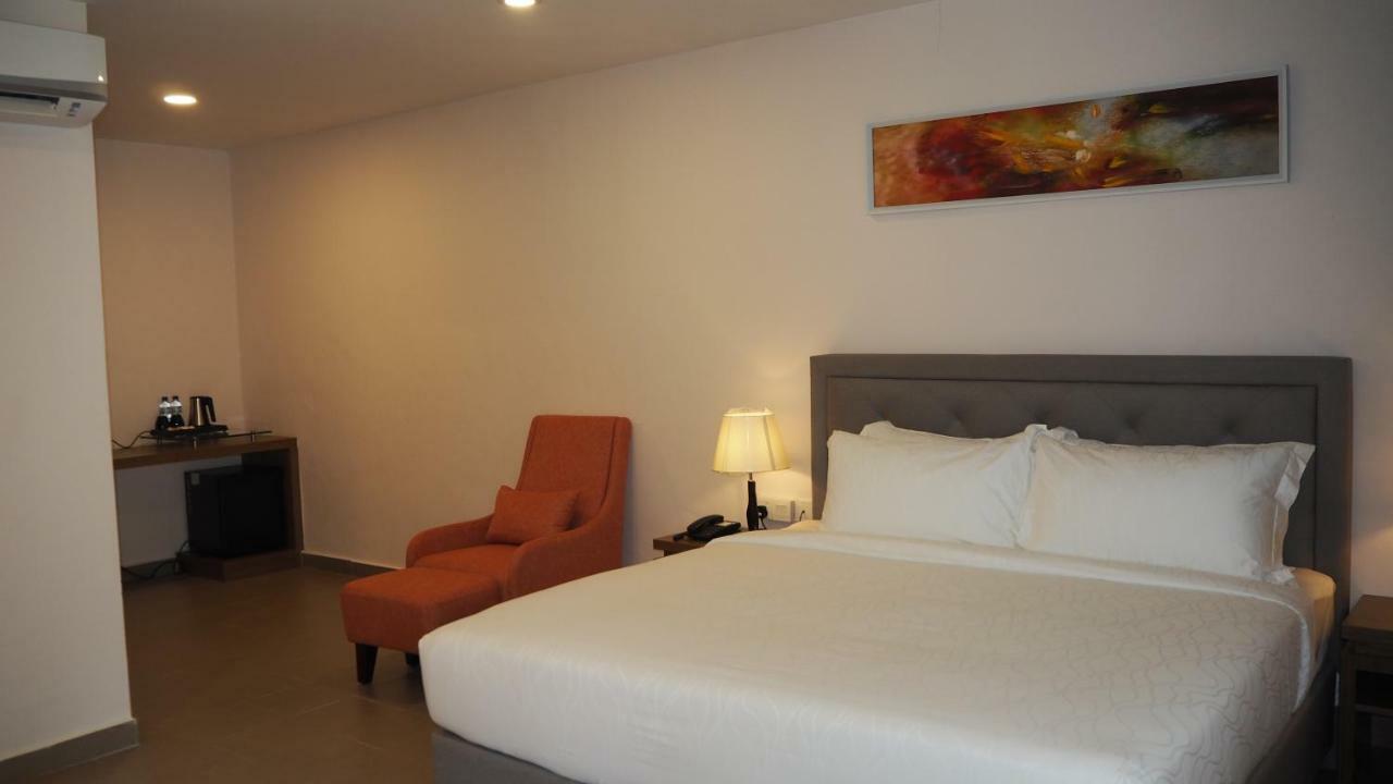 Lotus Seaview Beach Resort, Pengerang Kampung Sungai Rengit Exterior photo