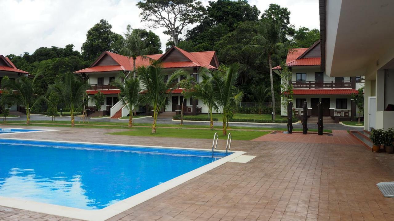 Lotus Seaview Beach Resort, Pengerang Kampung Sungai Rengit Exterior photo