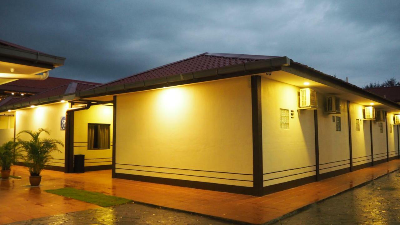 Lotus Seaview Beach Resort, Pengerang Kampung Sungai Rengit Exterior photo