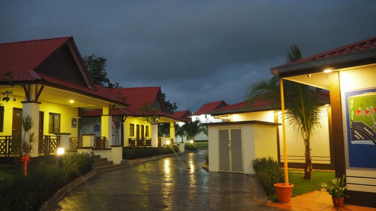 Lotus Seaview Beach Resort, Pengerang Kampung Sungai Rengit Exterior photo