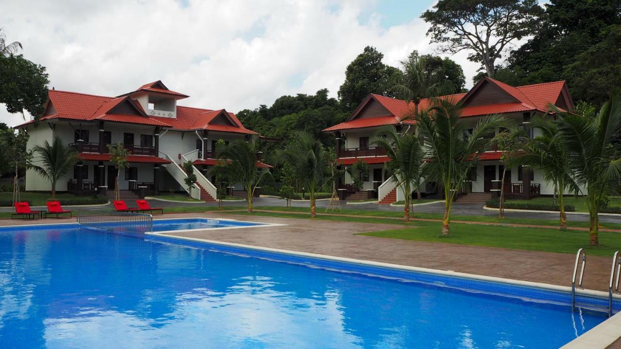 Lotus Seaview Beach Resort, Pengerang Kampung Sungai Rengit Exterior photo