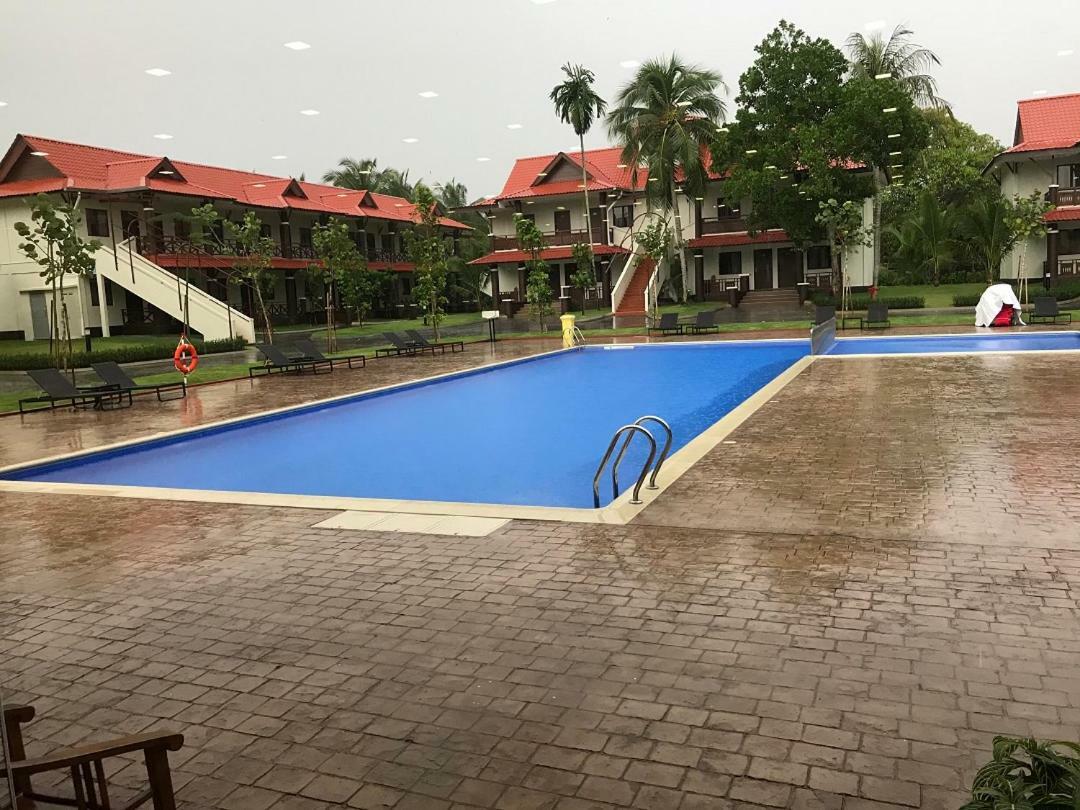 Lotus Seaview Beach Resort, Pengerang Kampung Sungai Rengit Exterior photo