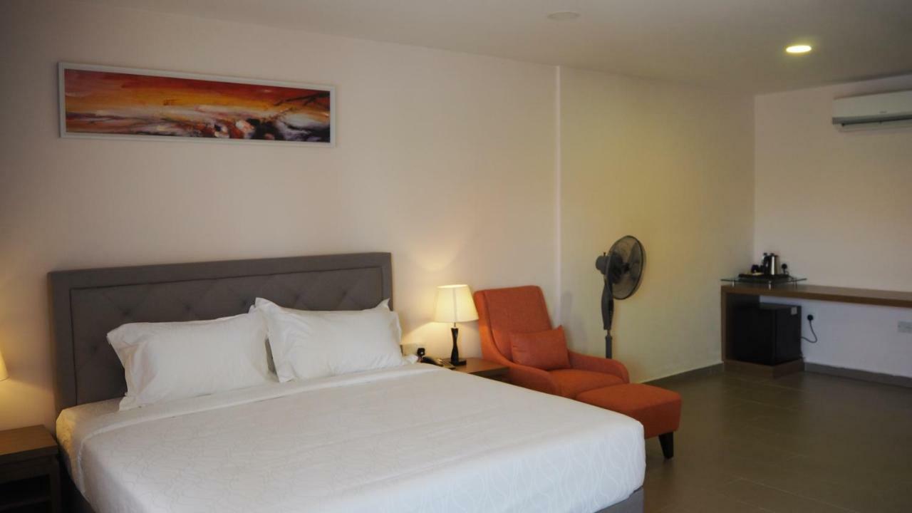 Lotus Seaview Beach Resort, Pengerang Kampung Sungai Rengit Exterior photo