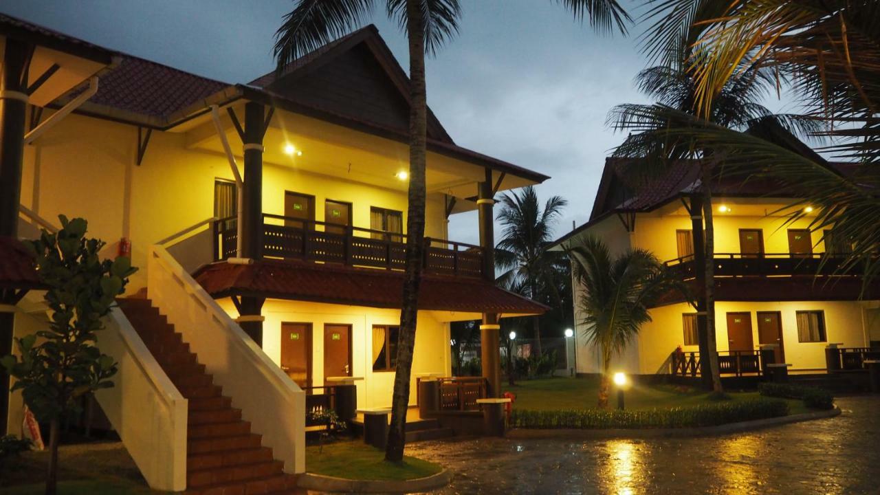 Lotus Seaview Beach Resort, Pengerang Kampung Sungai Rengit Exterior photo
