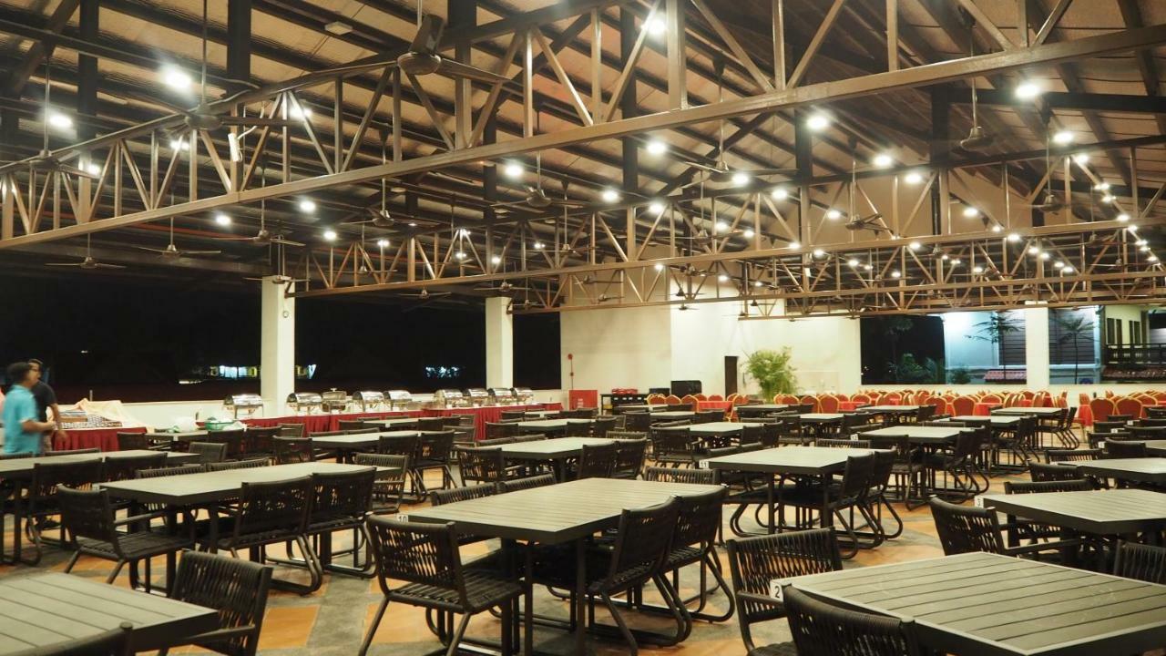 Lotus Seaview Beach Resort, Pengerang Kampung Sungai Rengit Exterior photo