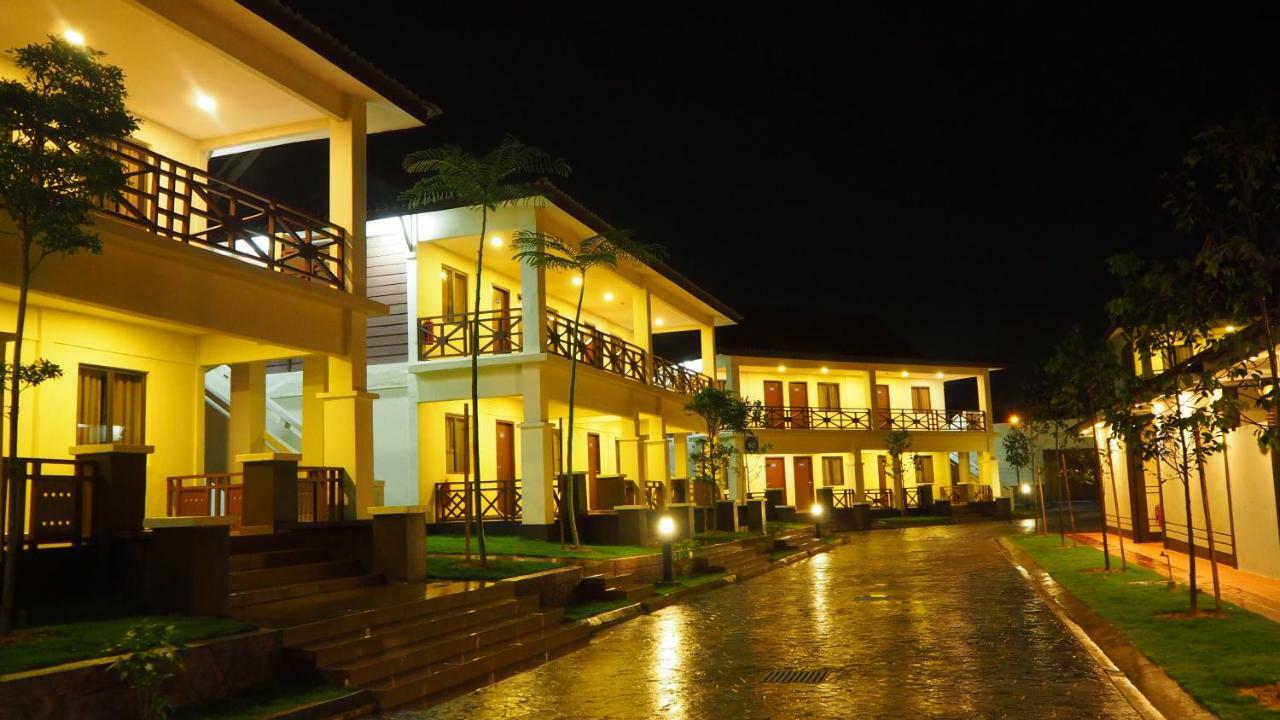 Lotus Seaview Beach Resort, Pengerang Kampung Sungai Rengit Exterior photo