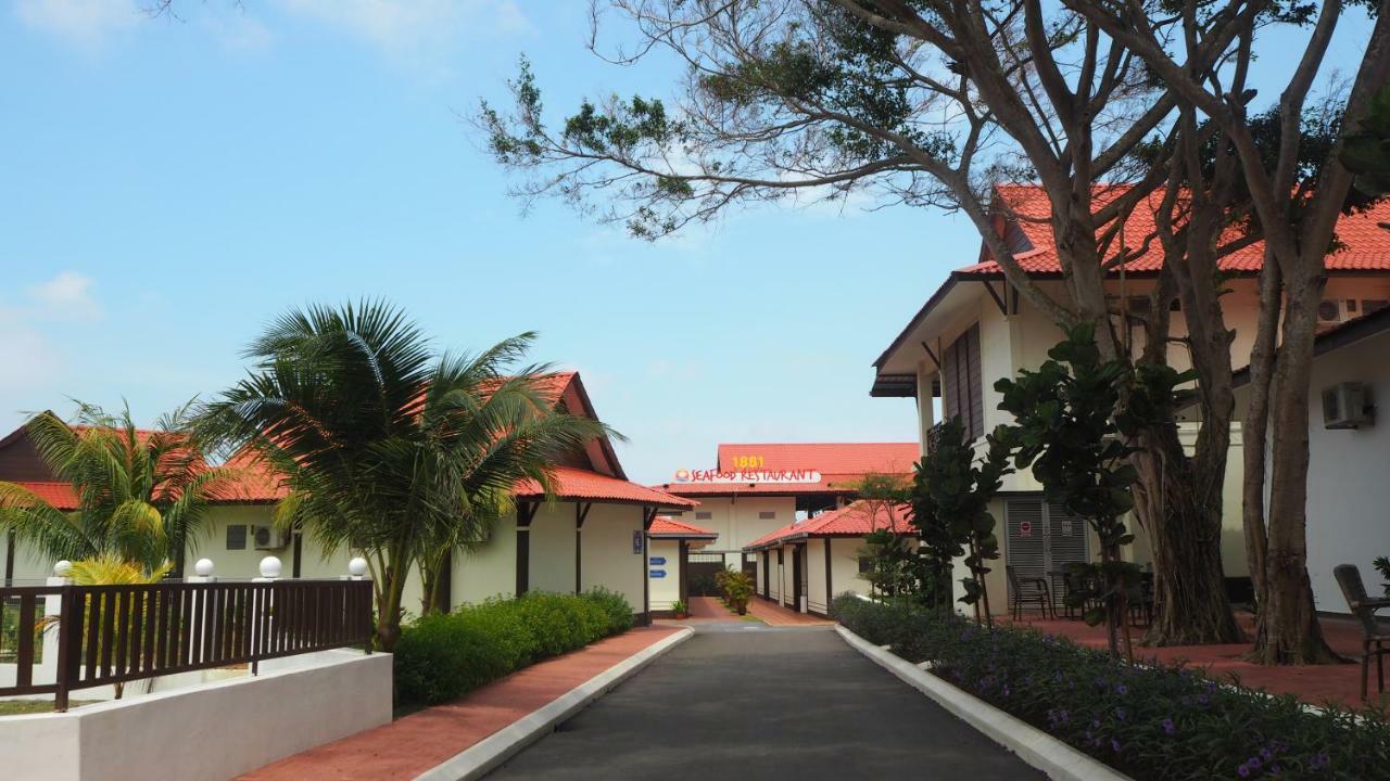 Lotus Seaview Beach Resort, Pengerang Kampung Sungai Rengit Exterior photo