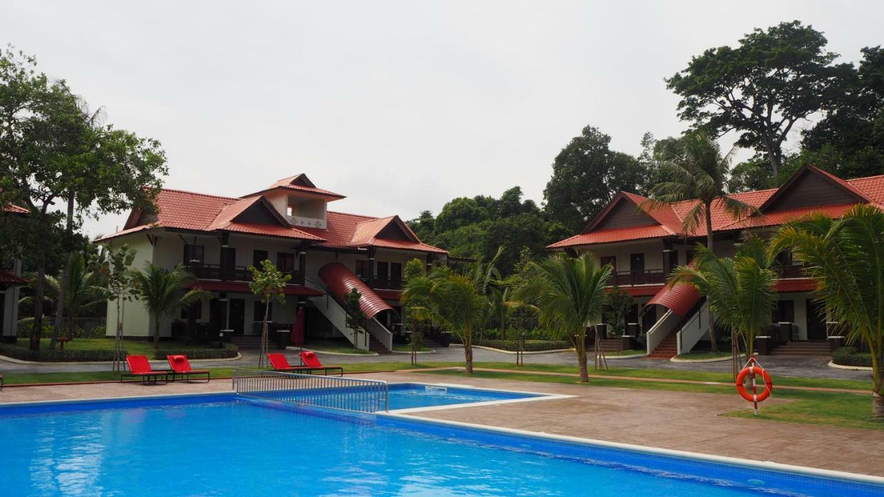 Lotus Seaview Beach Resort, Pengerang Kampung Sungai Rengit Exterior photo