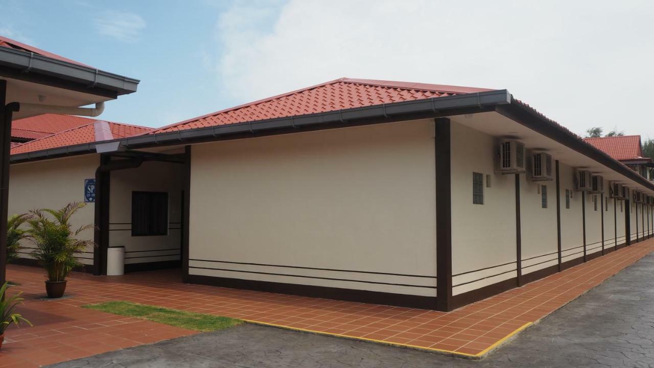 Lotus Seaview Beach Resort, Pengerang Kampung Sungai Rengit Exterior photo