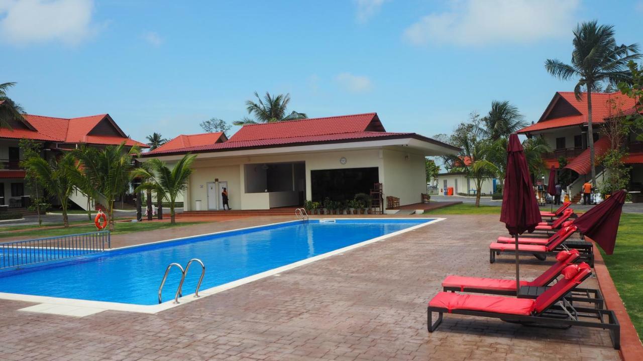 Lotus Seaview Beach Resort, Pengerang Kampung Sungai Rengit Exterior photo