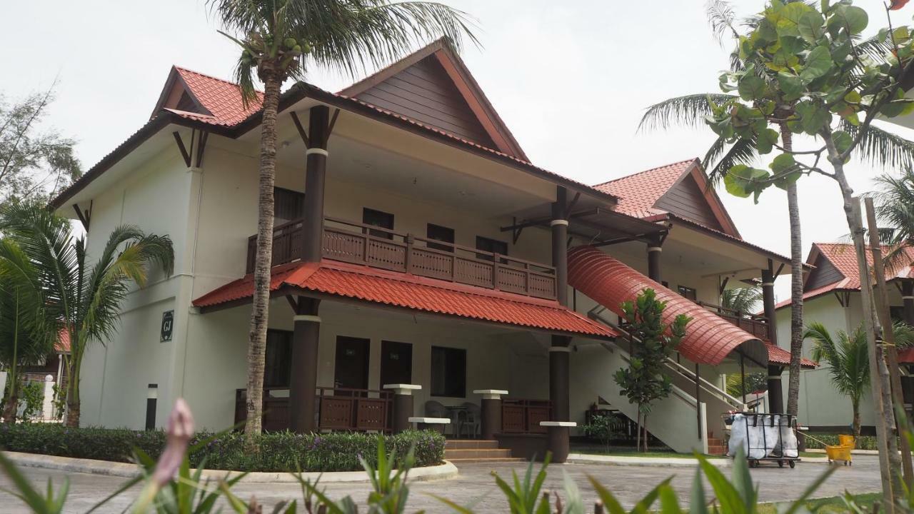 Lotus Seaview Beach Resort, Pengerang Kampung Sungai Rengit Exterior photo