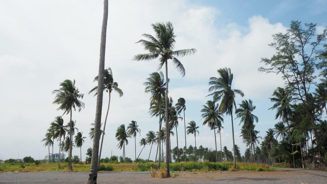 Lotus Seaview Beach Resort, Pengerang Kampung Sungai Rengit Exterior photo