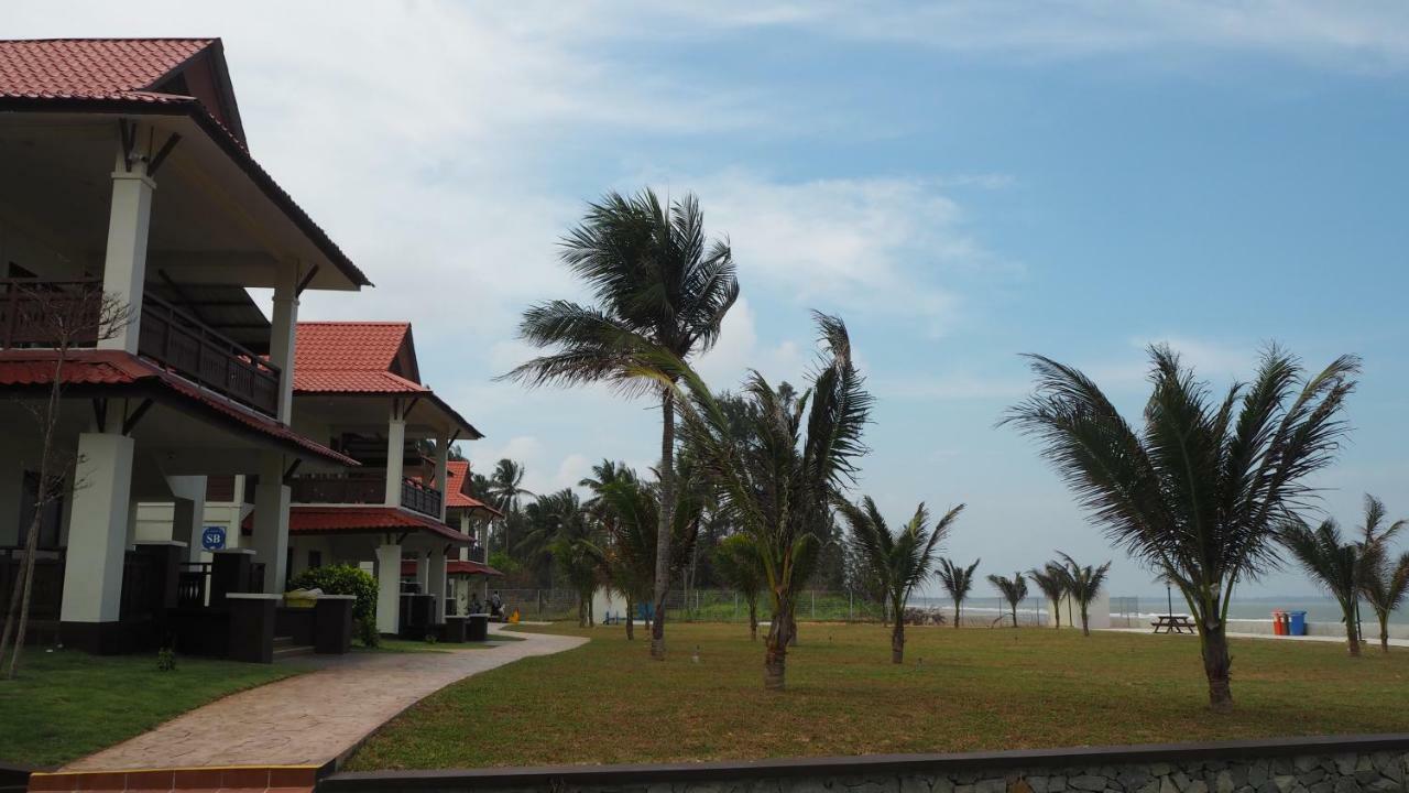 Lotus Seaview Beach Resort, Pengerang Kampung Sungai Rengit Exterior photo