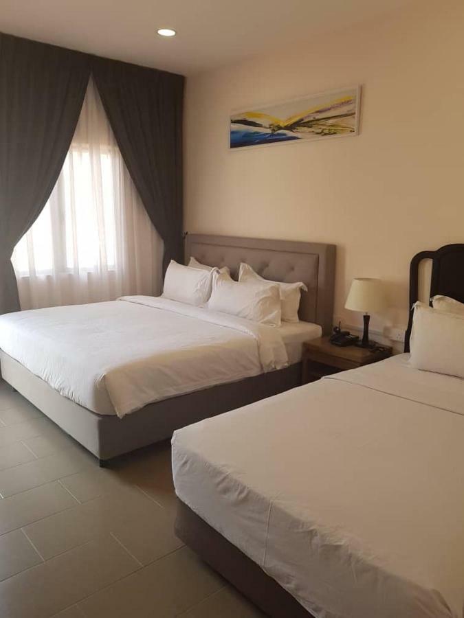 Lotus Seaview Beach Resort, Pengerang Kampung Sungai Rengit Exterior photo