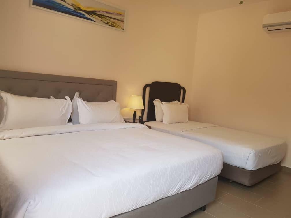 Lotus Seaview Beach Resort, Pengerang Kampung Sungai Rengit Exterior photo