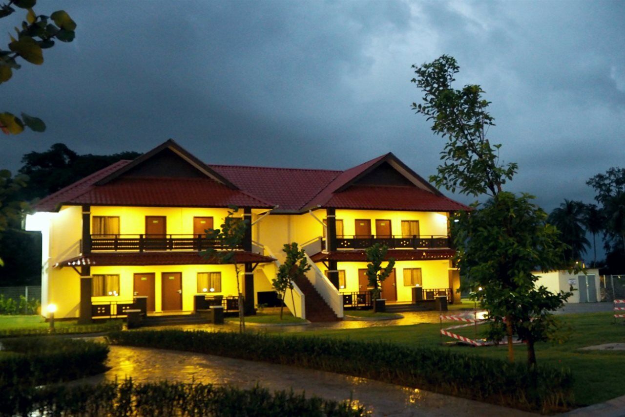 Lotus Seaview Beach Resort, Pengerang Kampung Sungai Rengit Exterior photo
